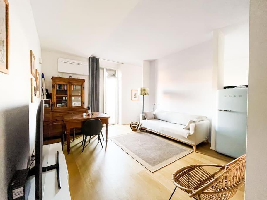 Garibaldi-isola - Moderno Bilocale Con Balcone Apartamento